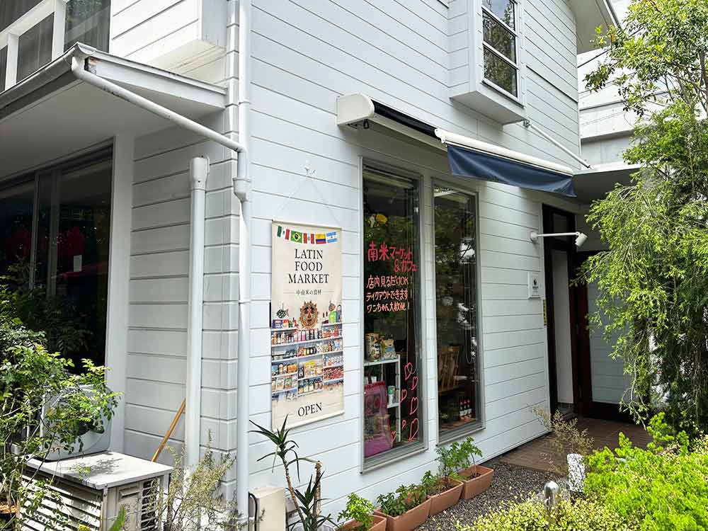 AMAZON-POLPAS-CAFE-&-MARKETの外観