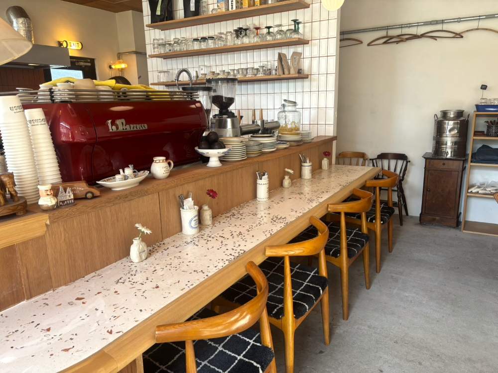 COFFEE & BAKED LOCASA 内装