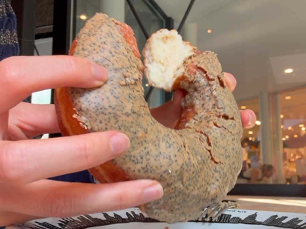 Dumbo-Doughnuts-and-Coffeeのドーナッツ割くところ