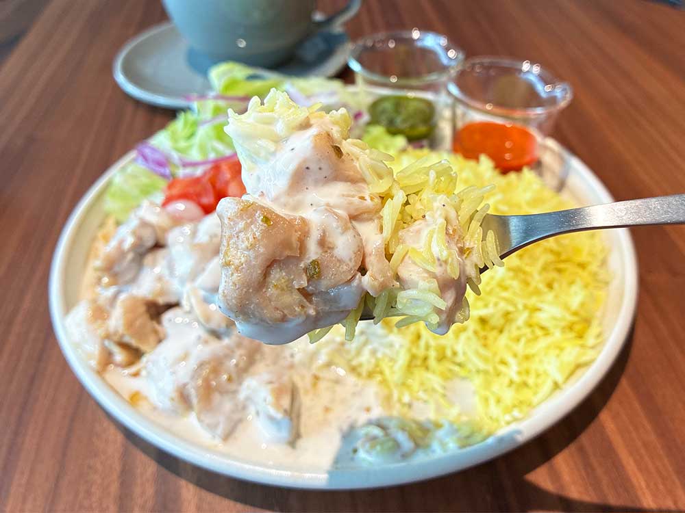Fender cafeのチキンオーバードライブライスを食べるところ