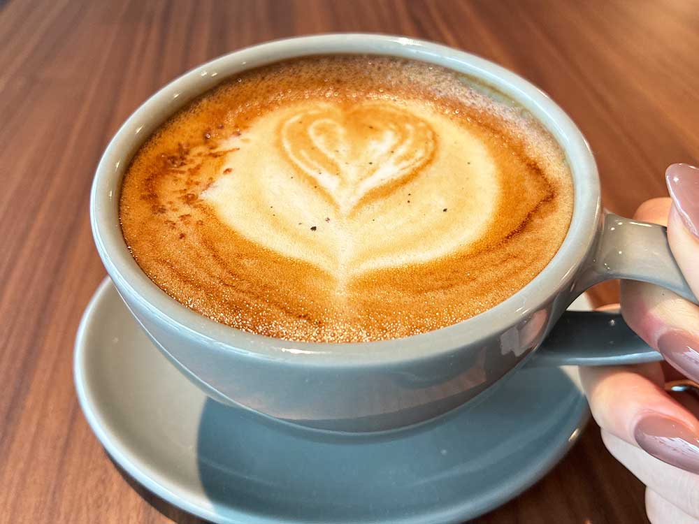 Fender cafeのテレキャスターメイプルラテを持ち上げているところ