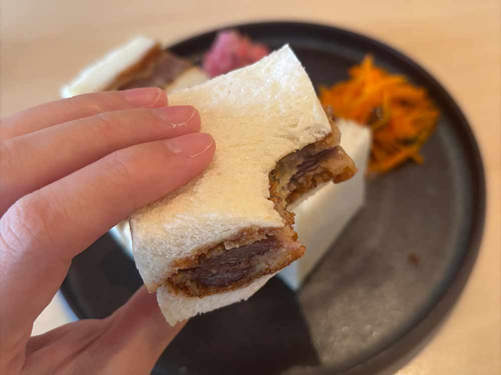 ROOTSの鹿サンド接写