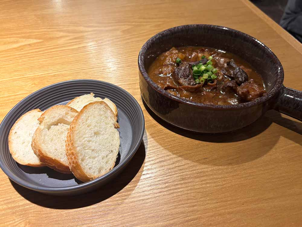 SGH特製 もつ煮込み デミ風（880円）