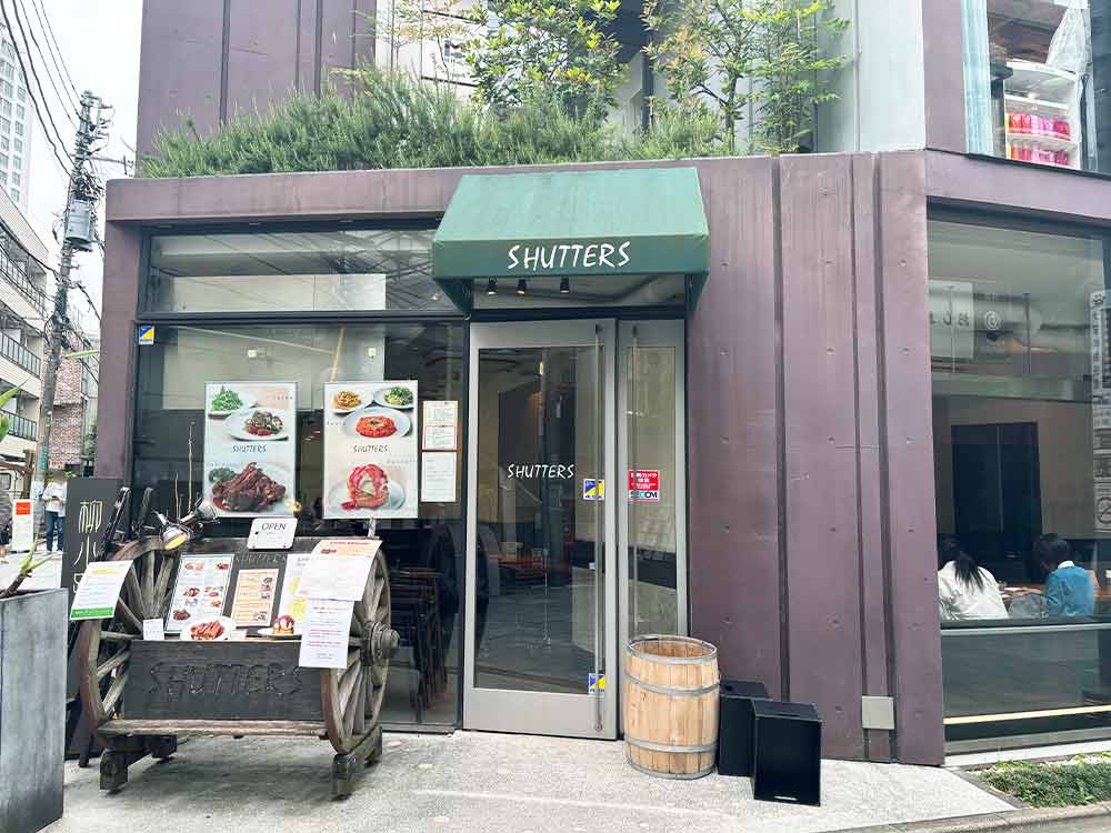 SHUTTERSの外観