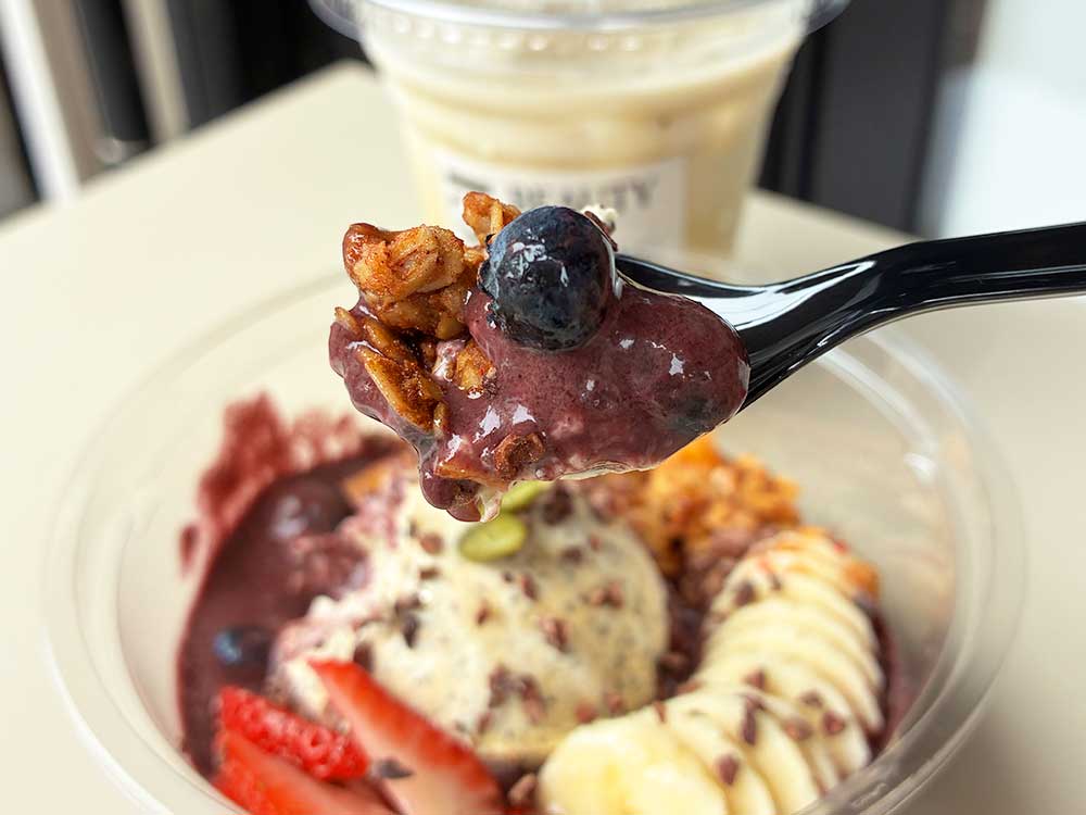 YOGIのグリークアサイーボウルを食べるところ