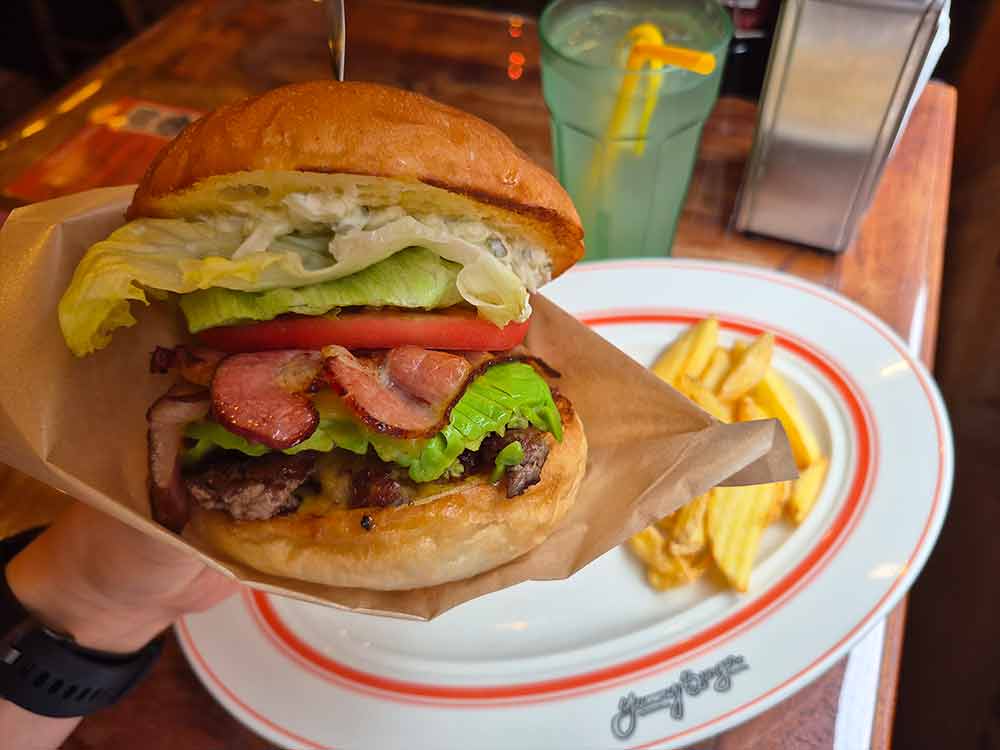 YUMMY-BURGERのハンバーガー接写