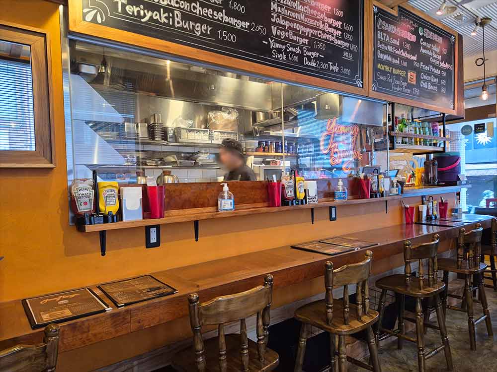 YUMMY-BURGERの内観