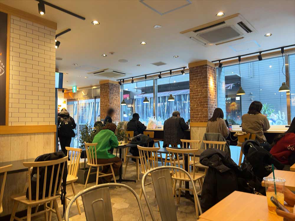 bb.q-オリーブチキン-カフェの内観