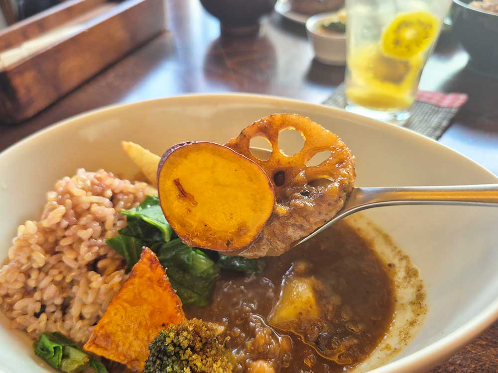 cafe-Stay-Happyのカレー持ち上げ