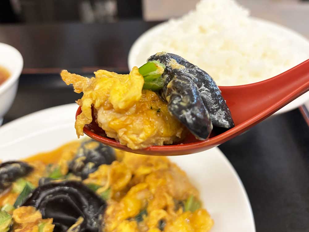 あらきのキクラゲ卵炒め定食を食べるところ