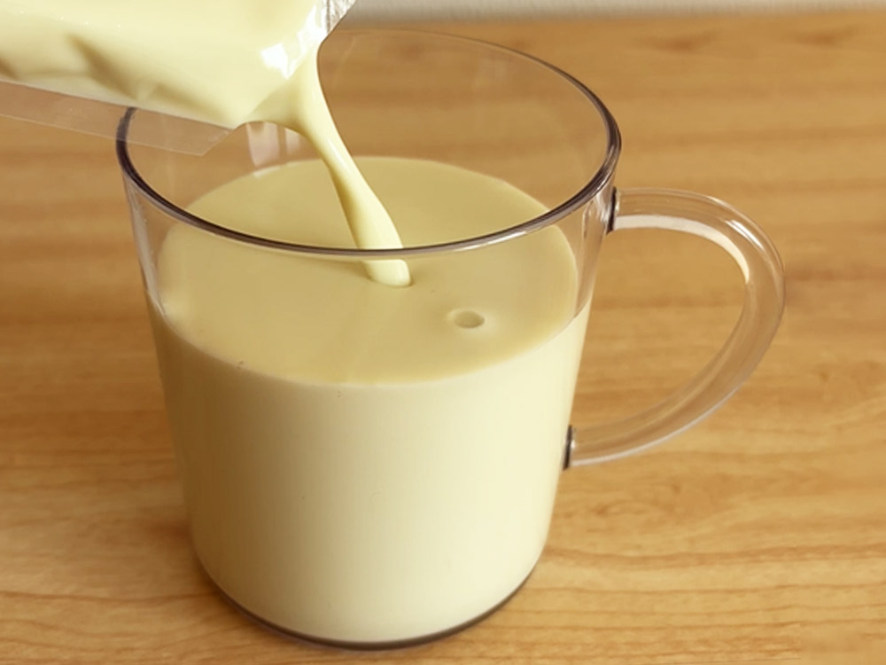 いっ久どーなつの豆乳を注ぐ