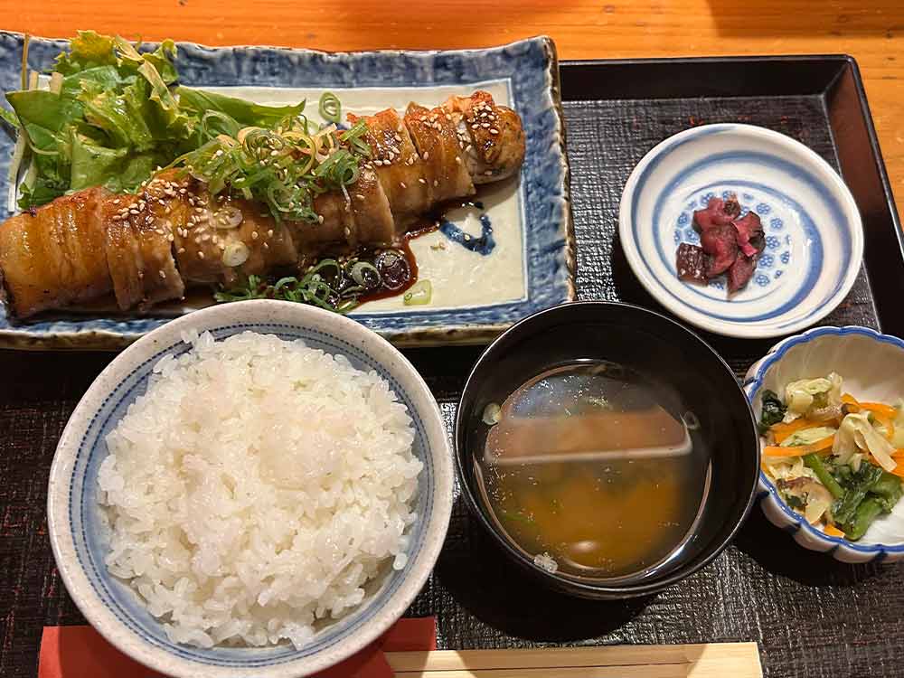 江戸千住ねぎと鶏つくねの豚肉巻き定食（1,380円）