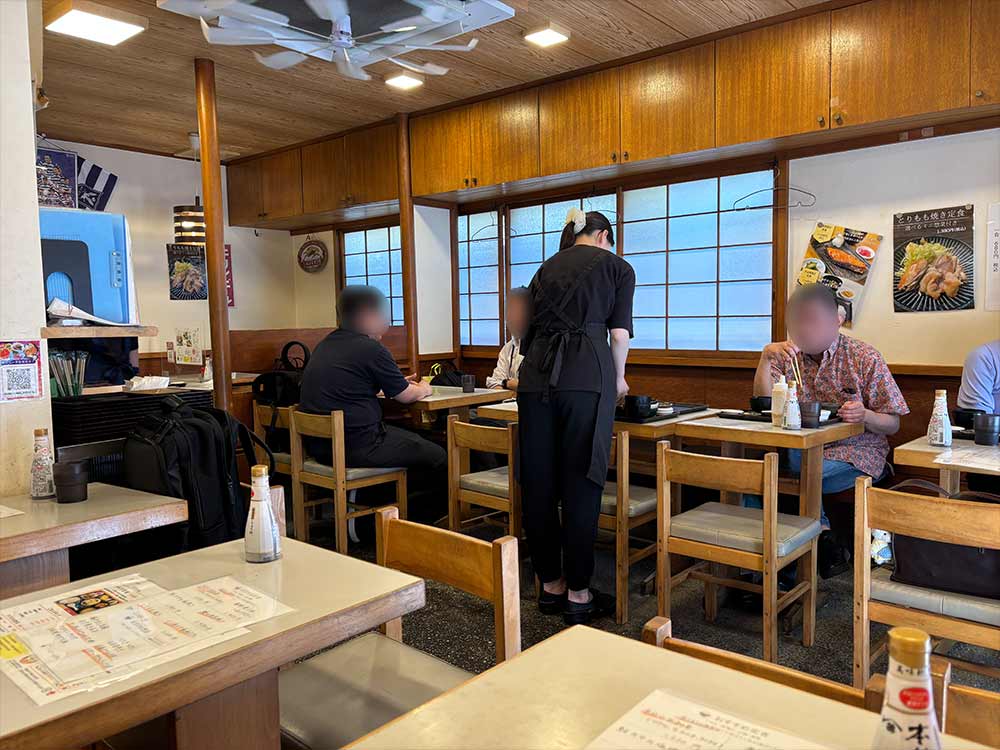 からすやま食堂の内観