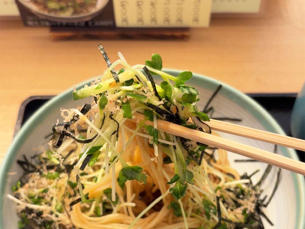 さらしんの梅かいわれそば接写