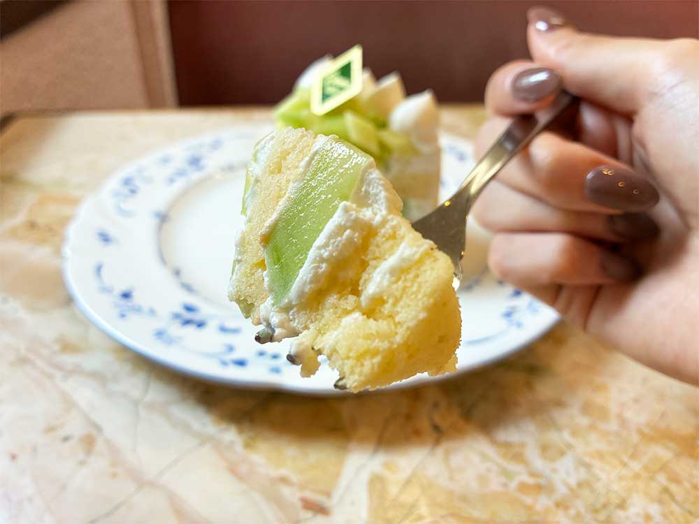 アリマ洋菓子店のメロンショートを食べるところ