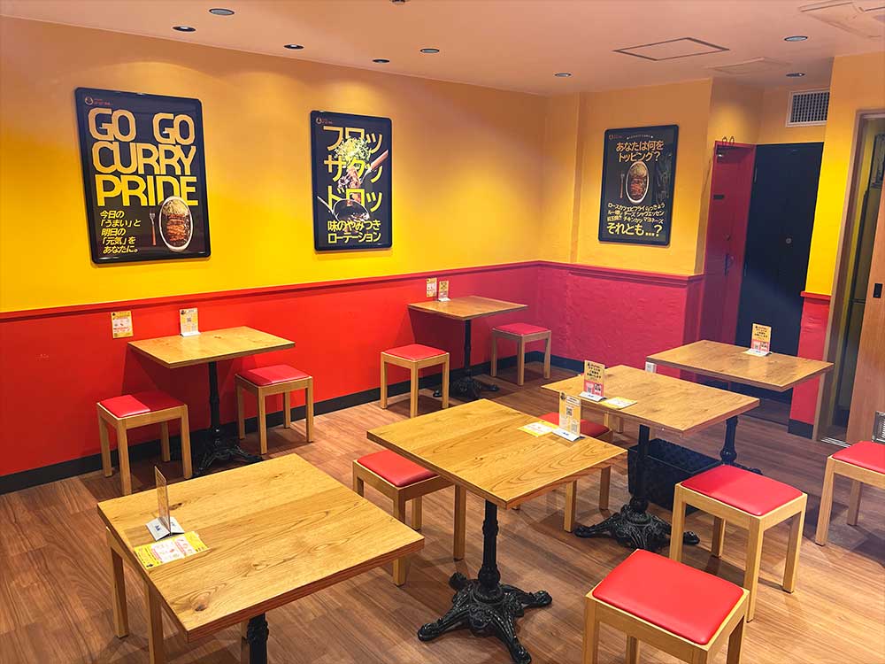 ゴーゴーカレーのテーブル席