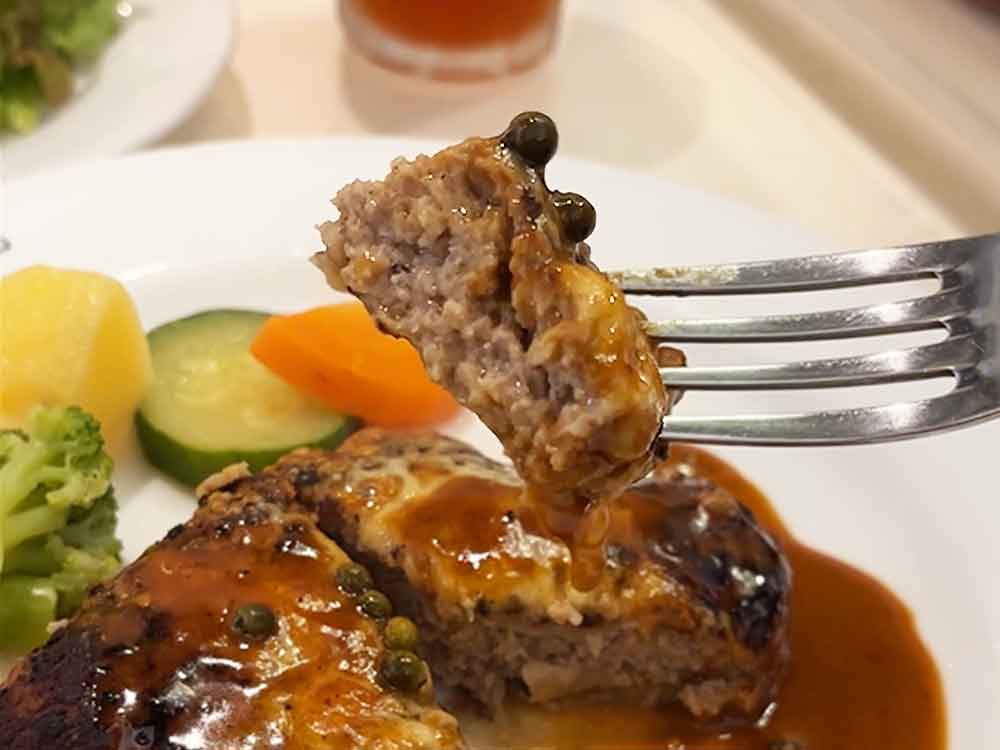 サザンダイニングのハンバーグを食べるところ