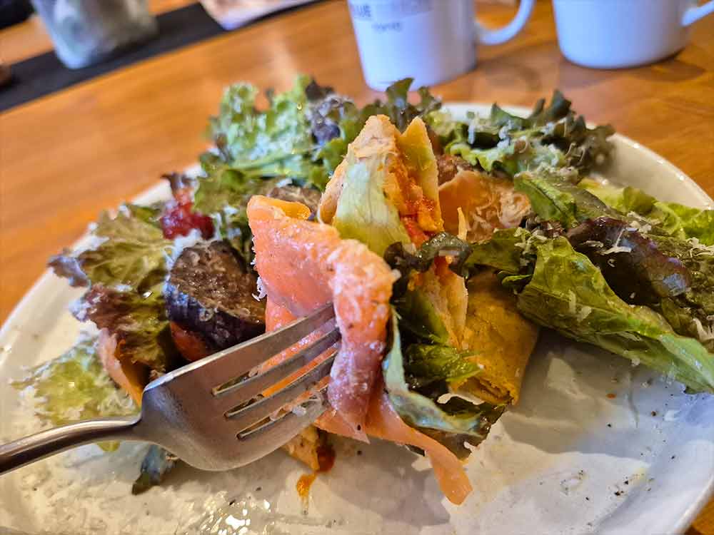 スモークサーモンと茄子の自家製バルサミコマリネのガレット