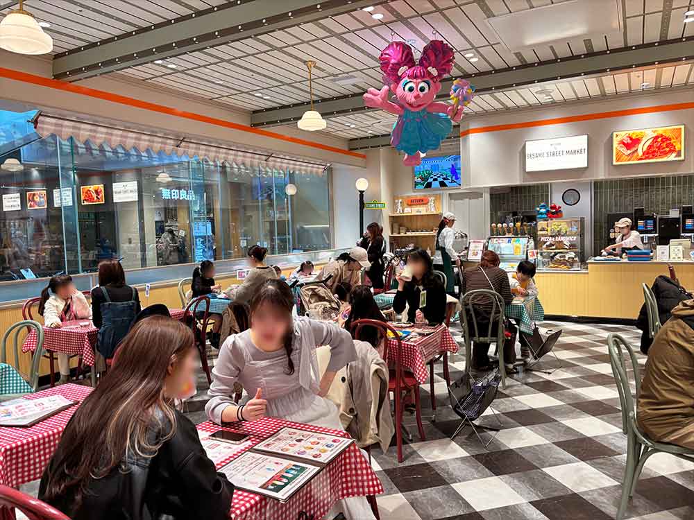 セサミストリートマーケットのイートインスペース