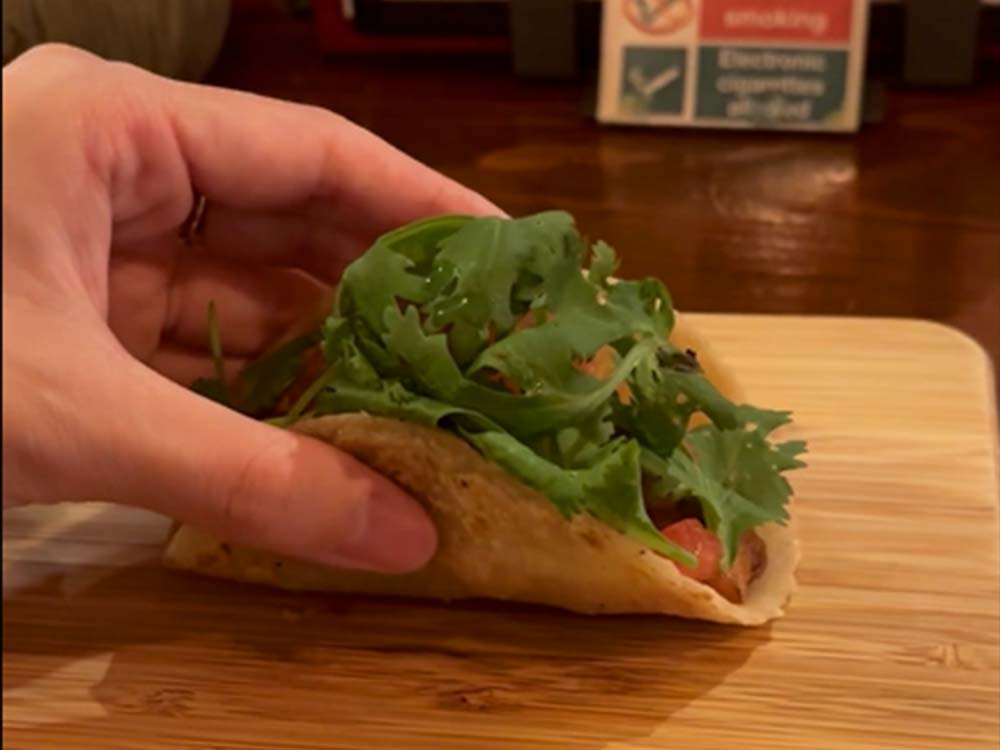 パクチーどっさりチキンタコス