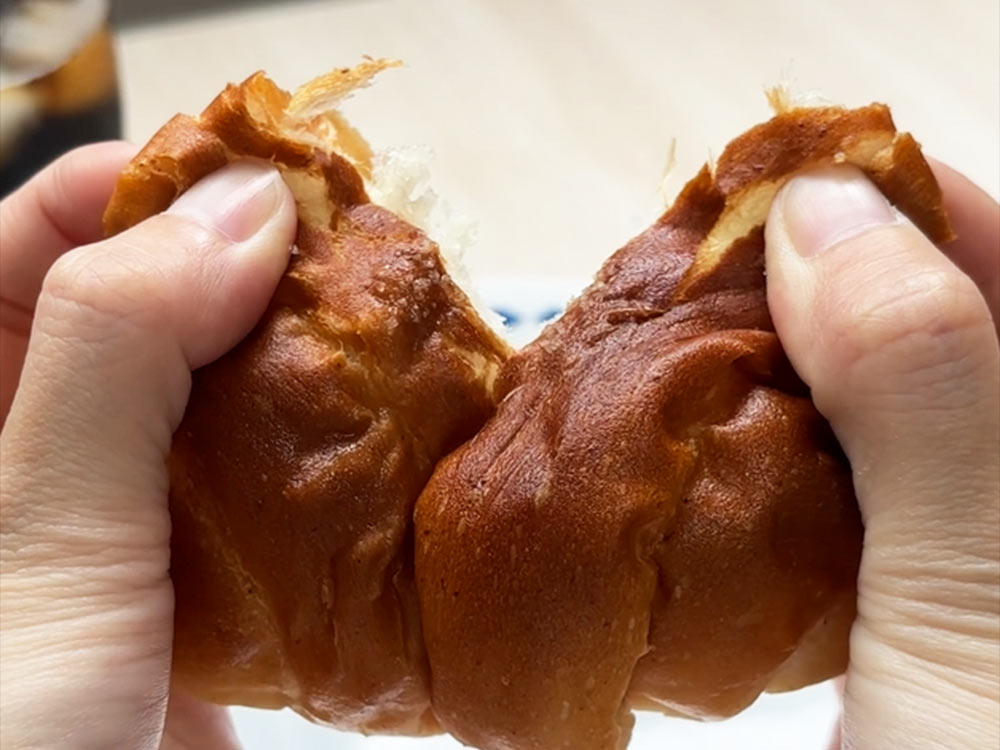 トリュフベーカリーの塩パン接写