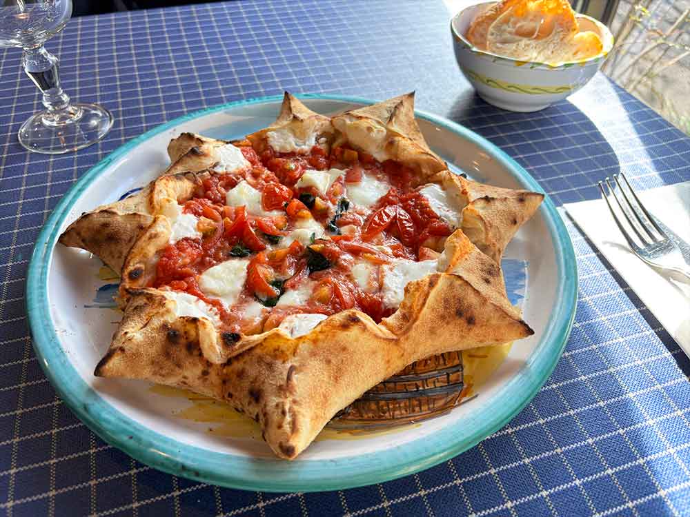 ナポリスタカのピザ