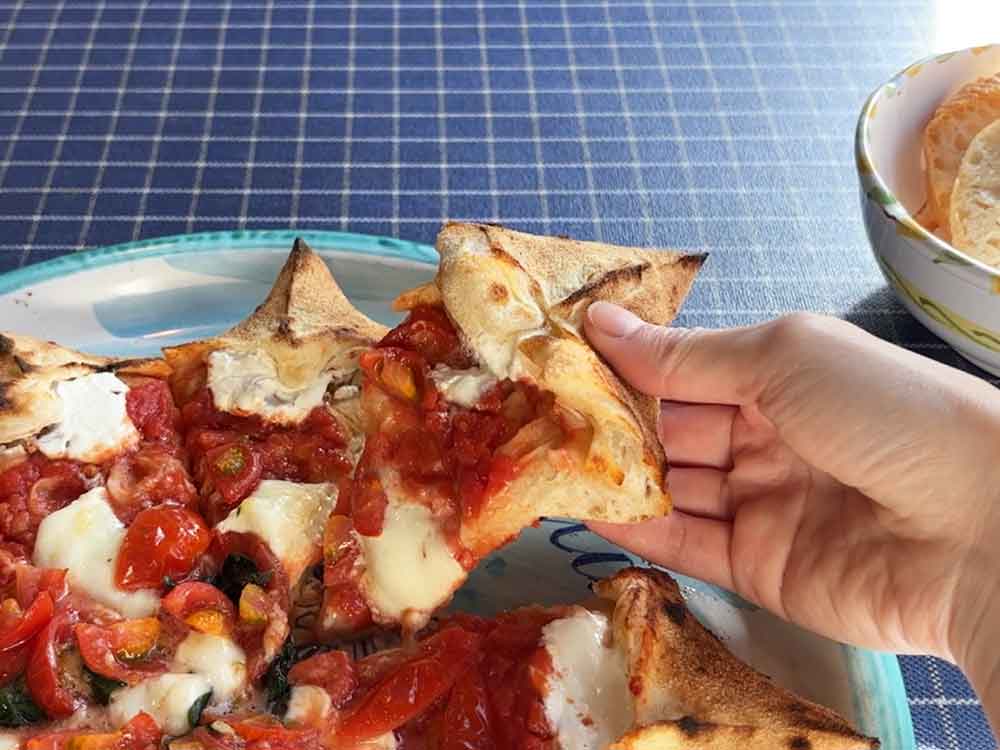 ナポリスタカのピザ1ピース