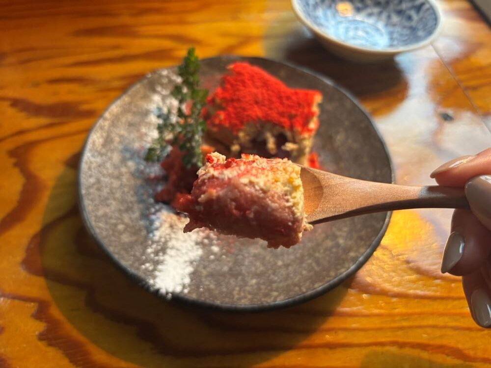 ニショク-イチゴのティラミスすくっているところ