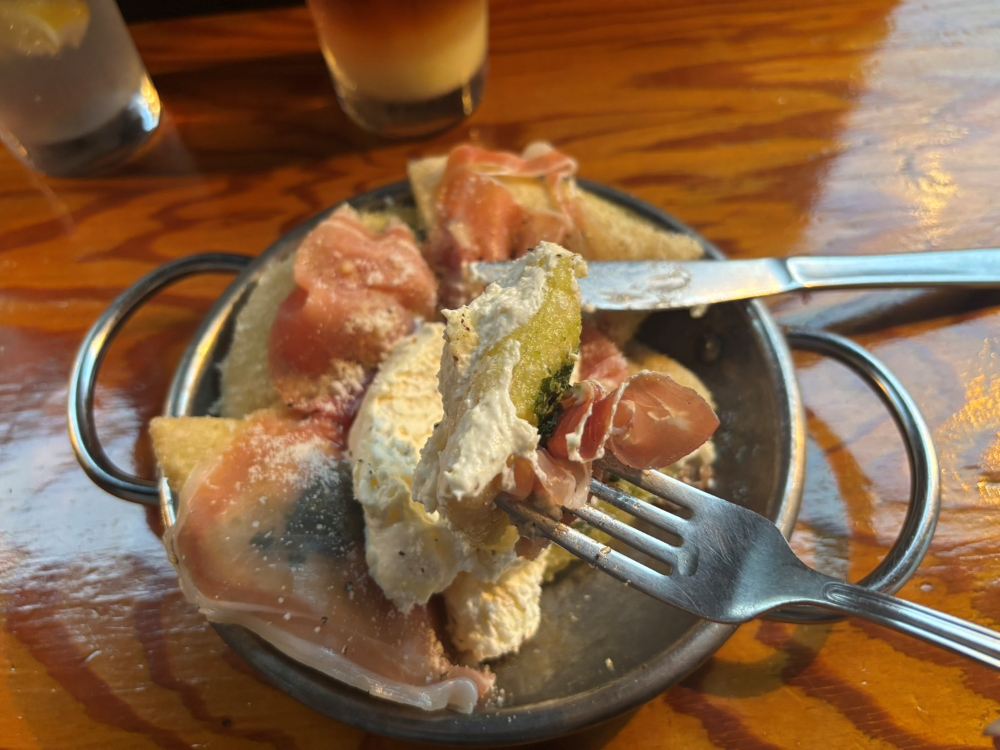 ニショク-揚げピザ持ち上げているところ