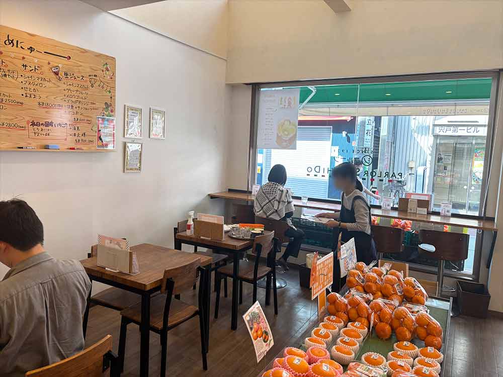 パーラーシシドのイートインスペース