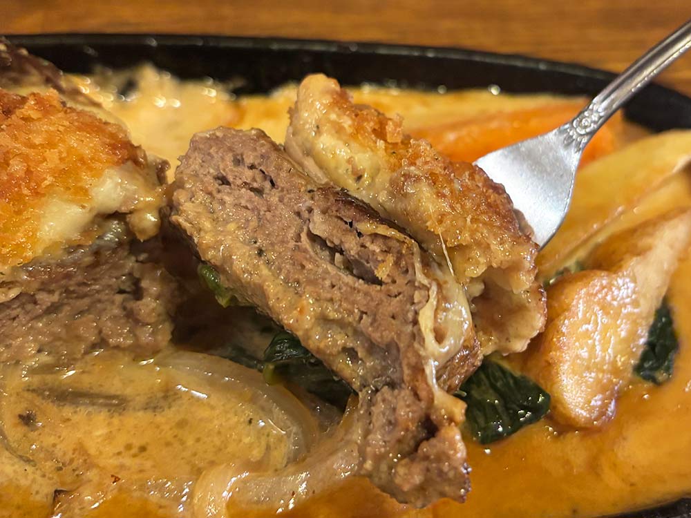 ヒポポタマスのハンバーグ断面フォークで刺す