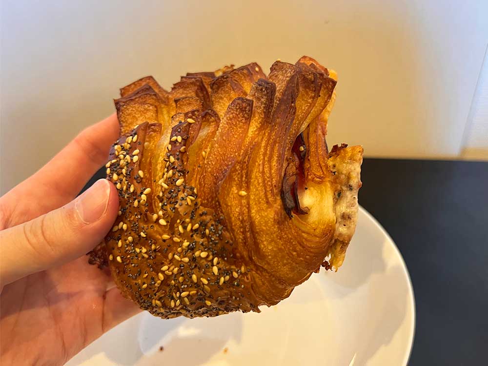 ブルーパピーベーカリーのハムとチーズのクロワッサン