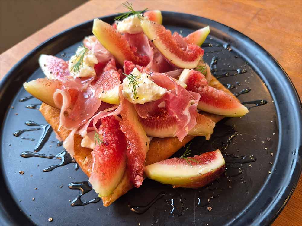 ブルーリボントウキョウのいちじくと生ハム｢ハモンセラーノ｣イタリア産リコッタチーズのクレープ