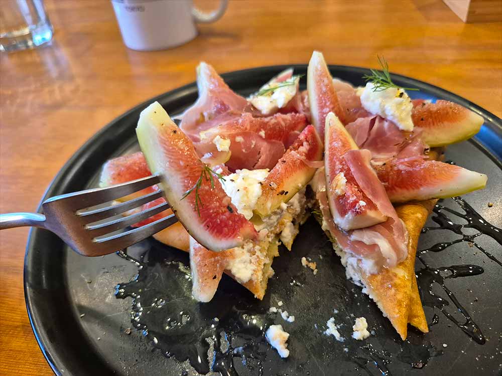 ブルーリボントウキョウのいちじくと生ハム｢ハモンセラーノ｣イタリア産リコッタチーズのクレープの接写