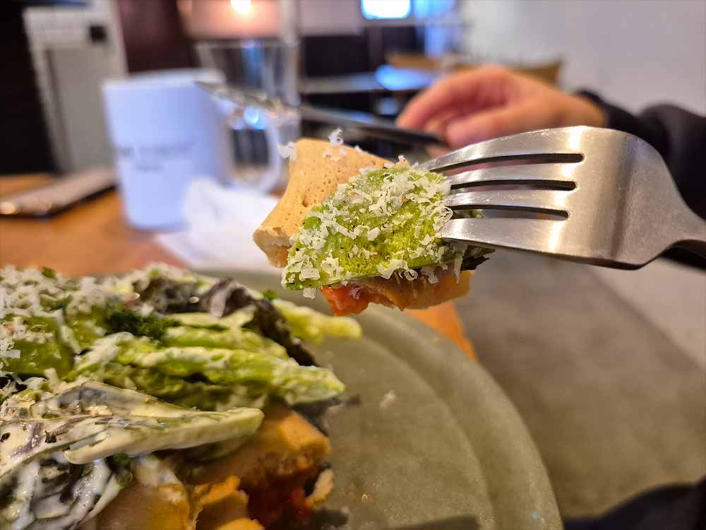 ブルーリボントウキョウのアボカドとカリカリポテト、ソーセージのガレット接写