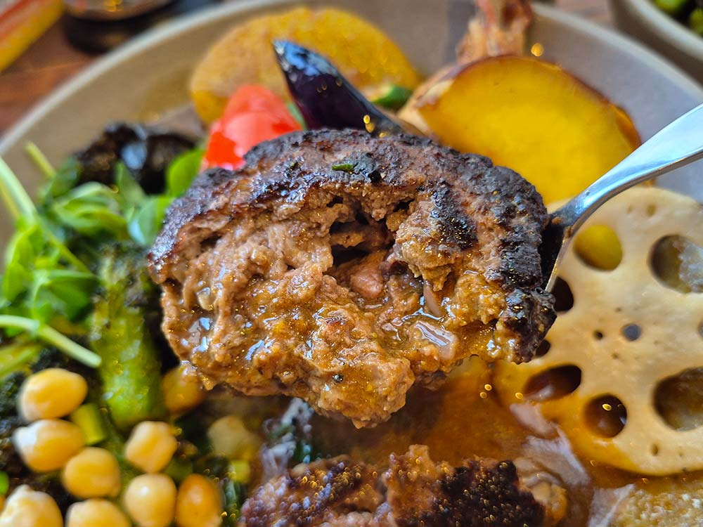 ポにピリカのカレー接写ハンバーグ