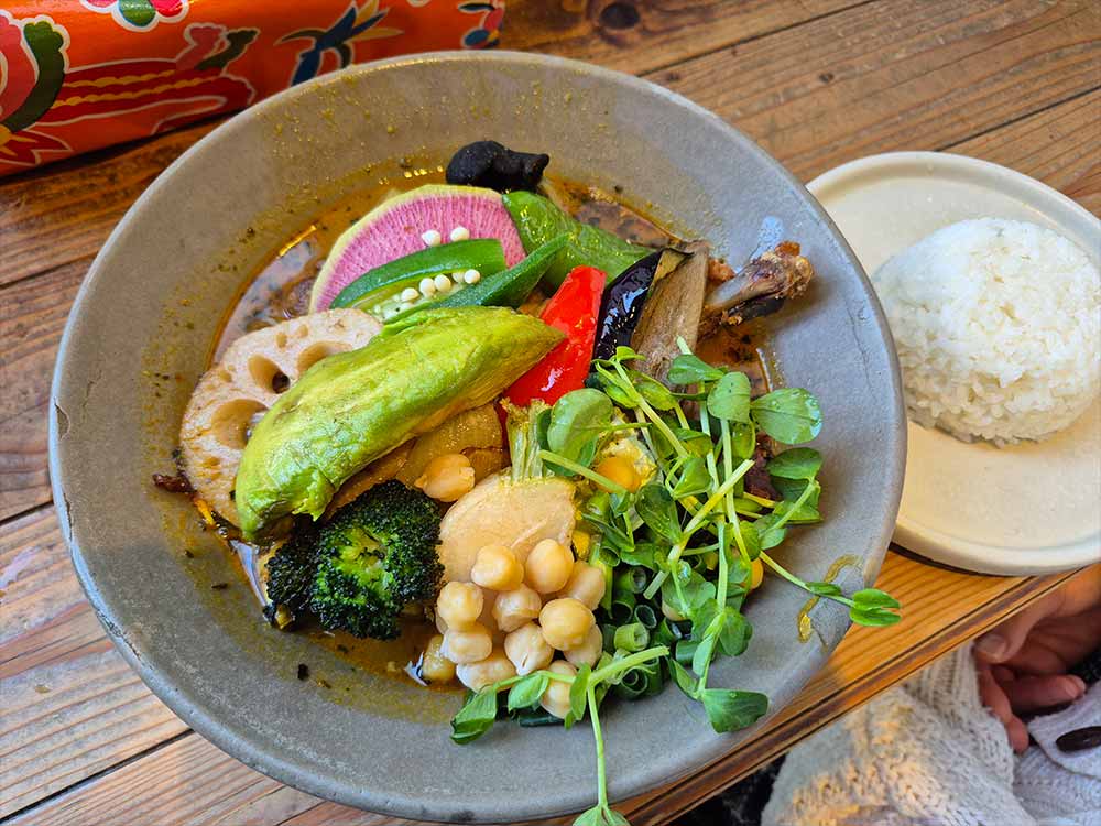 もりもり野菜のパリッとチキンのカレー 和風スープ