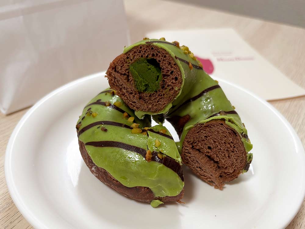 ミサキドーナツのピスタチオ断面