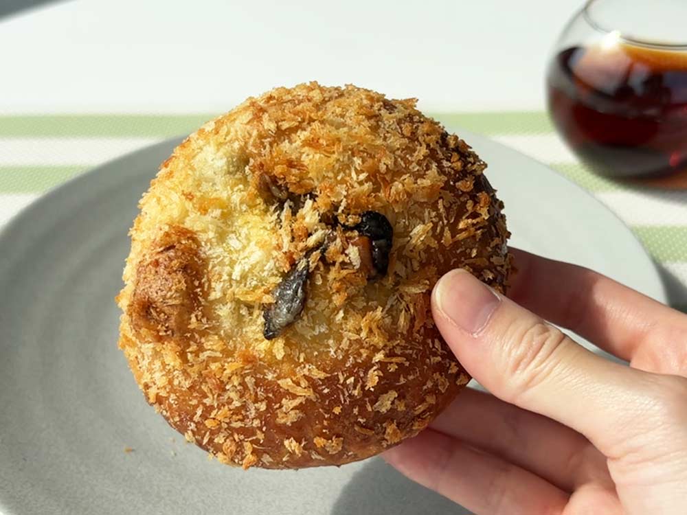 ワンハンドレッドベーカリーのカレーパン持つ
