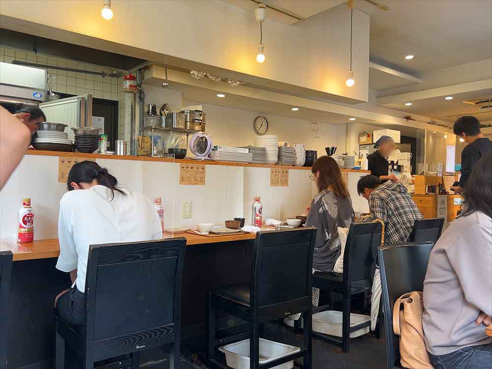 中村食堂の内観1