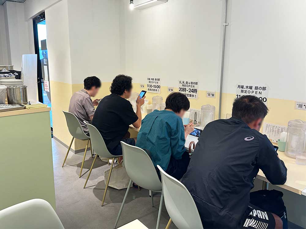 中華そば-みつめの店内