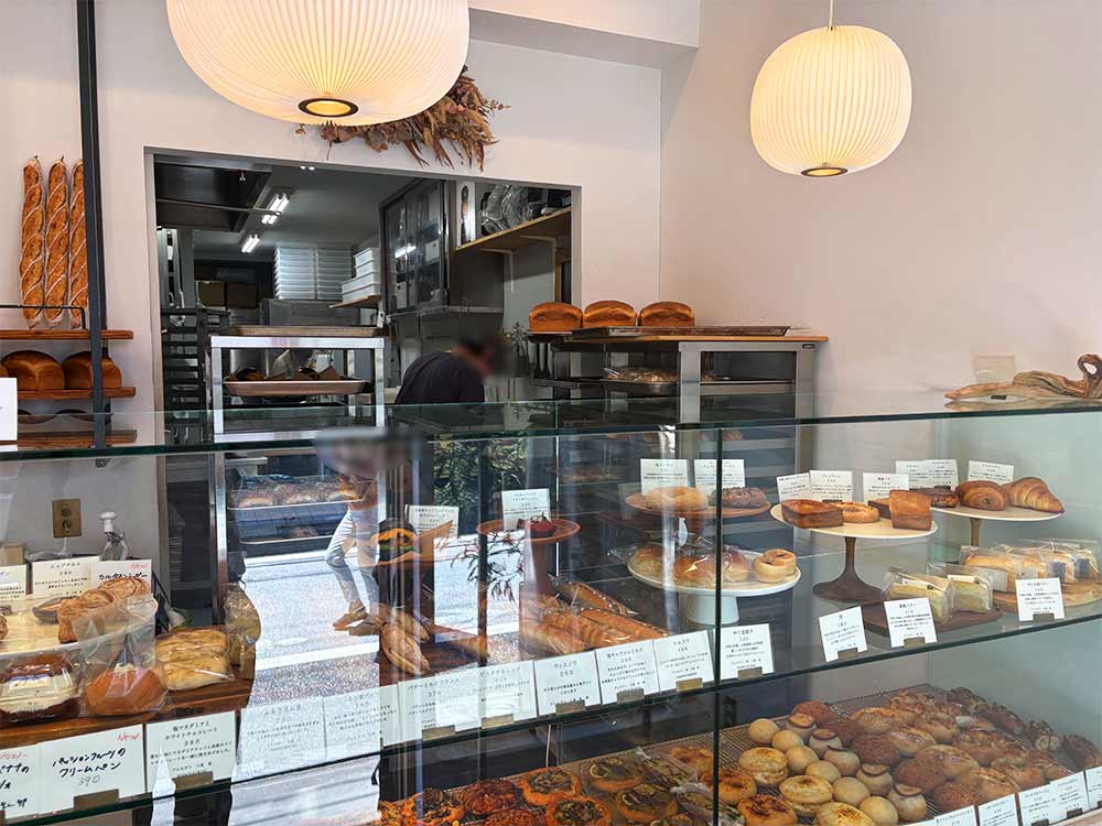 MAISON KUROSU用賀店内観