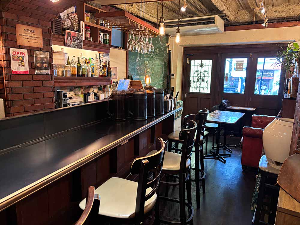 創作カレーMANOSの内観