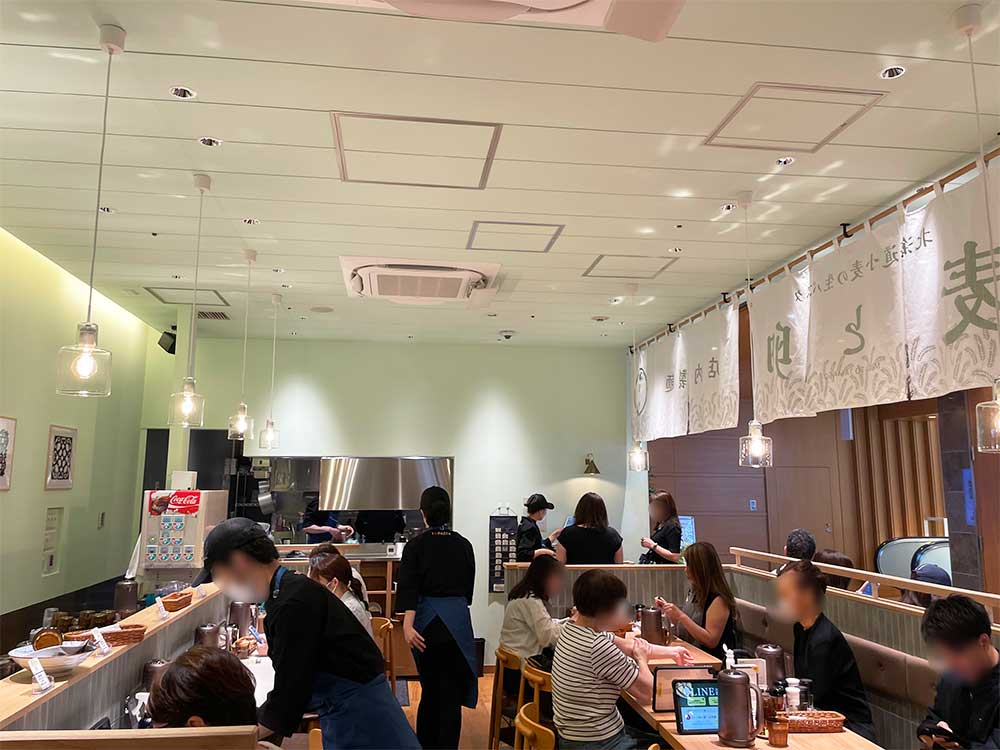 北海道生パスタ麦と卵の内観