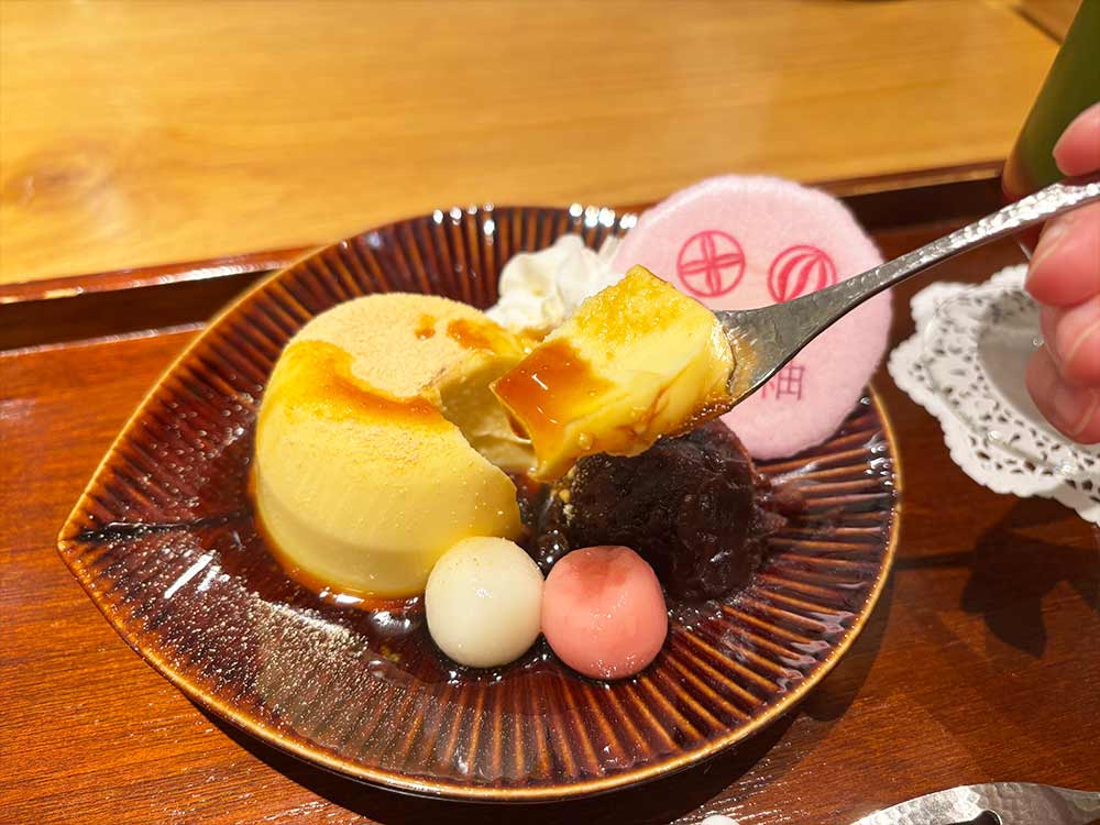 和カフェTsumugiのくず餅おプリン接写