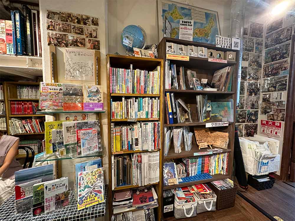 地理系ブックカフェ-空想地図の内観