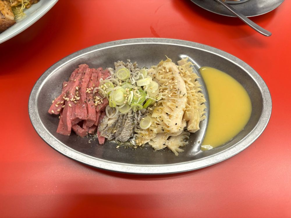 大衆食堂ニューヘイロー 新鮮モツ刺し三種盛り1