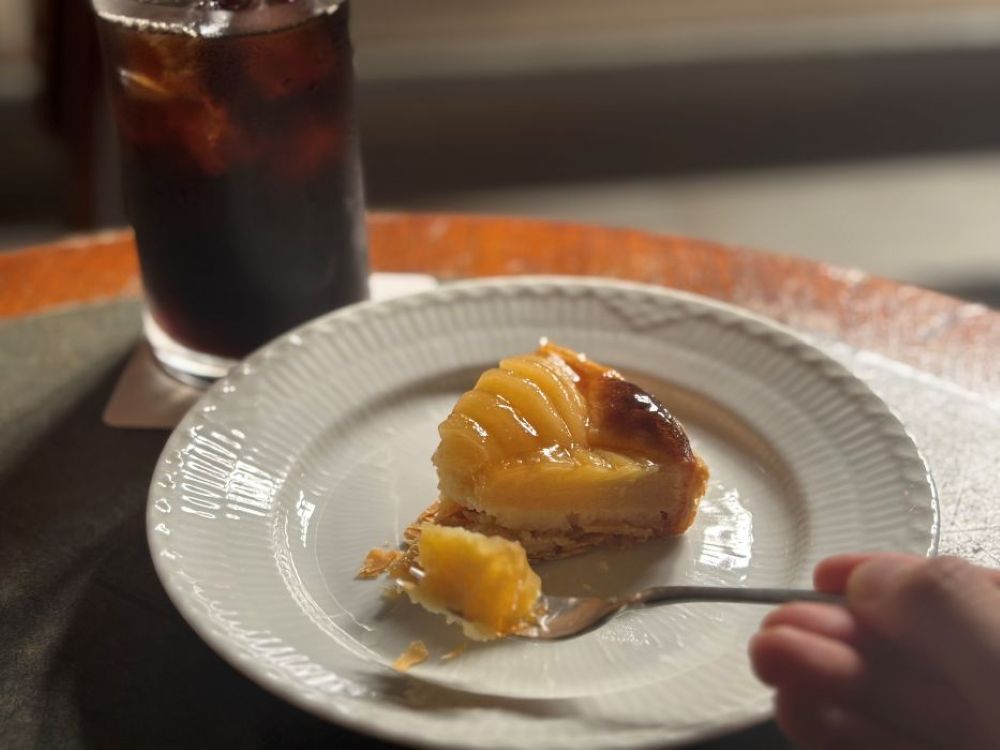 工房花屋のケーキをすくっているところ
