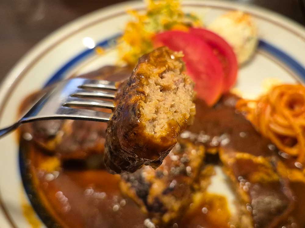 洋食cotocotoのデミグラスハンバーグのフォーク上げ