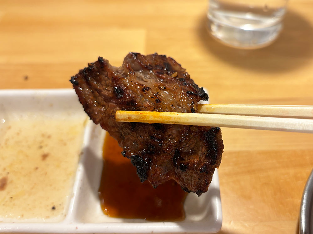 煙力のカルビ持ち上げる